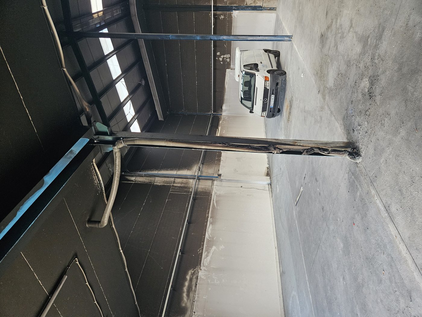 Daños reales tras incendio en nave industrial